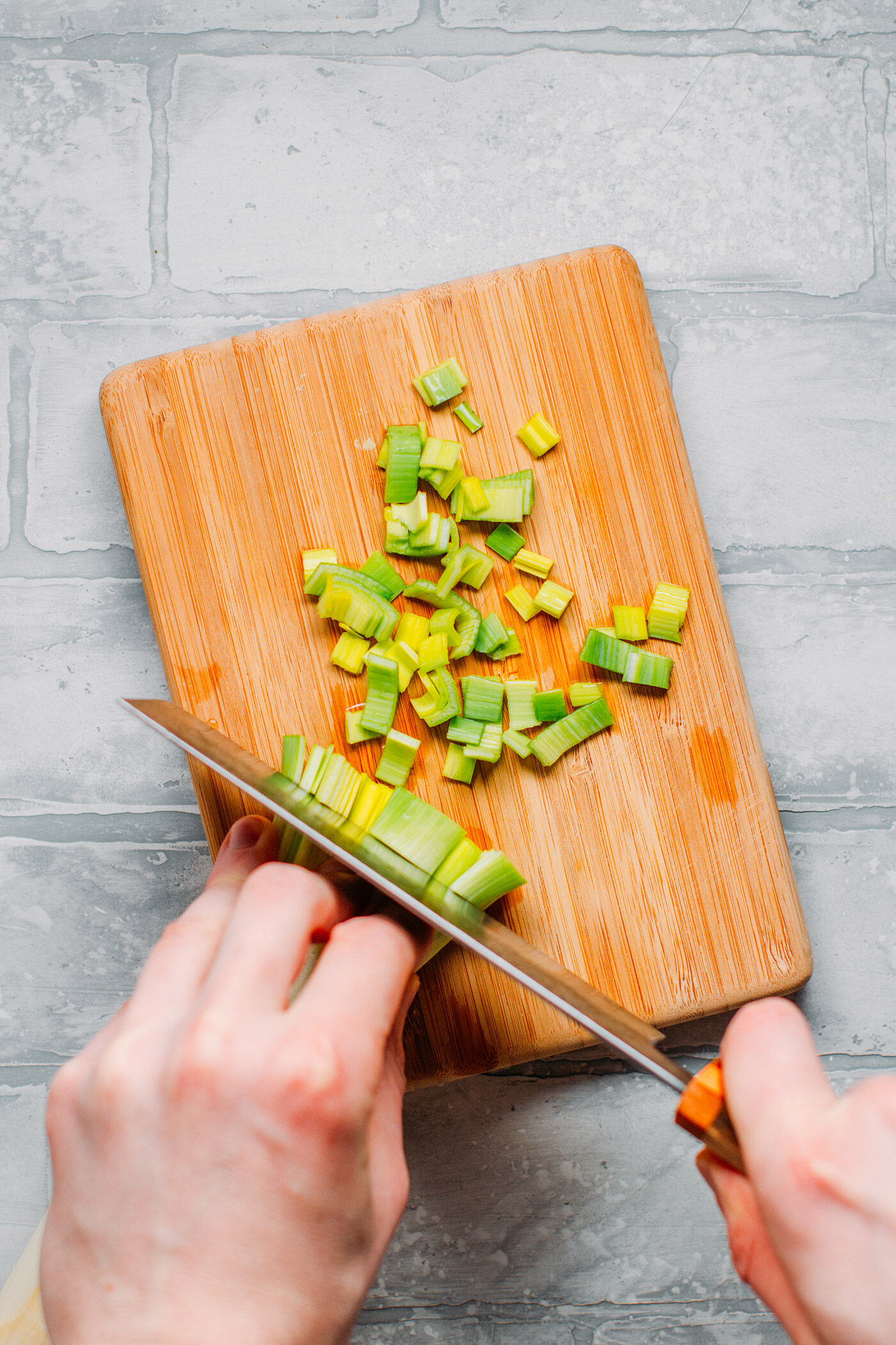 Cutting leeks on a wooden board