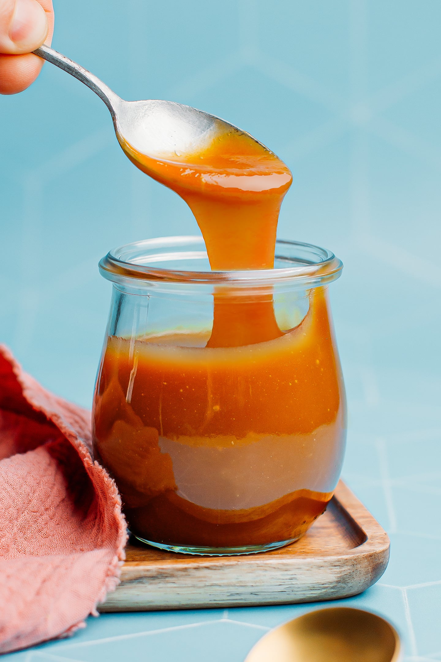 Learn how to make vegan salted caramel sauce at home, from scratch, with just 5 ingredients! Drizzle on pancakes, crêpes, ice cream, oatmeal, or stir in coffee, hot chocolate, or baked goods! It's smooth, rich, and so delicious! #caramel #vegan