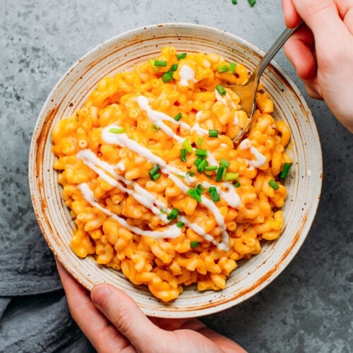 Vegan Sriracha Mac & Cheese (with Cauliflower Sauce!)