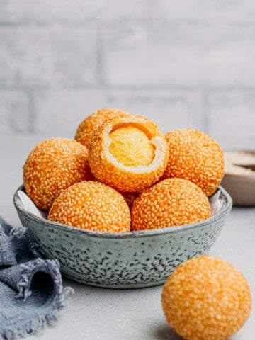 Banh cam in a small bowl.